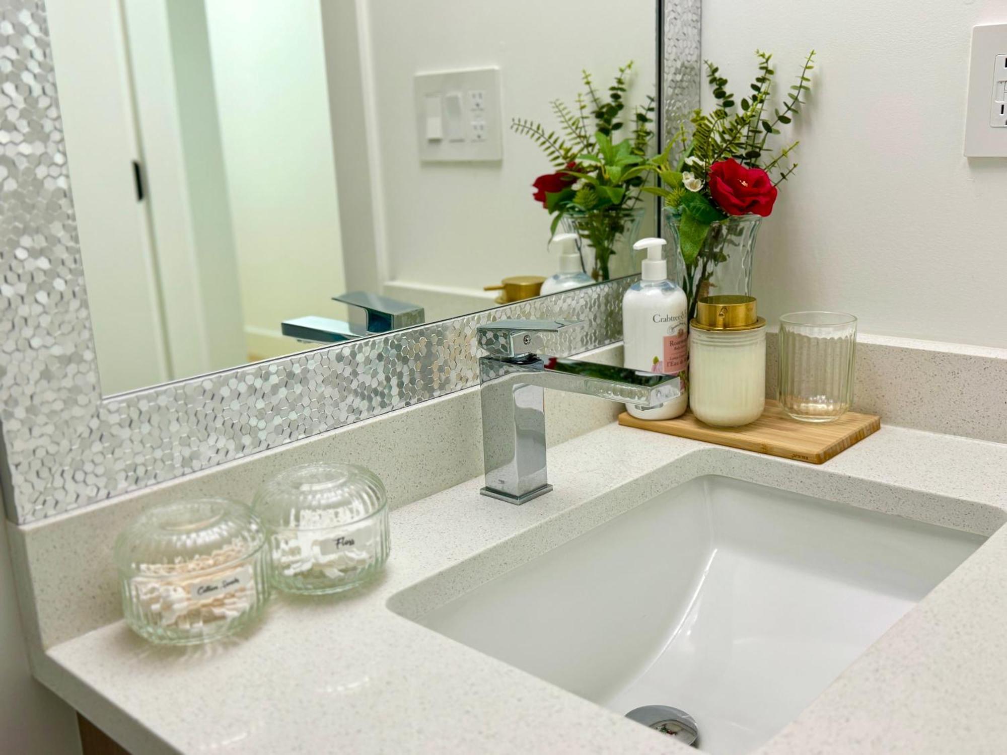 The Sunset Haven- Cozy 2Br Basement Suite Near White Rock 서레이 외부 사진