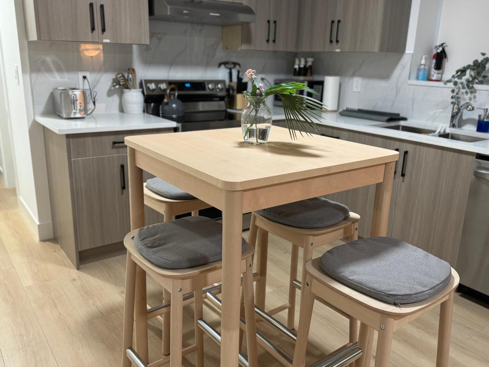 The Sunset Haven- Cozy 2Br Basement Suite Near White Rock 서레이 외부 사진